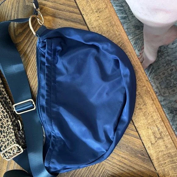 Navy blue city mouse bag with green strap - Picture 2 of 3